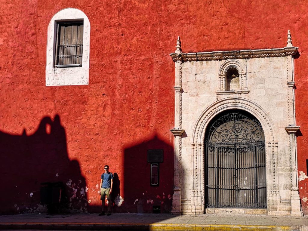 Merida czerwona fasada