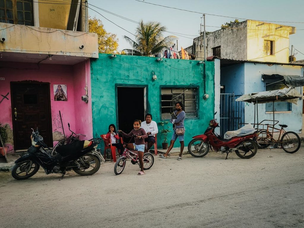 ludzie w miasteczku Celestun 