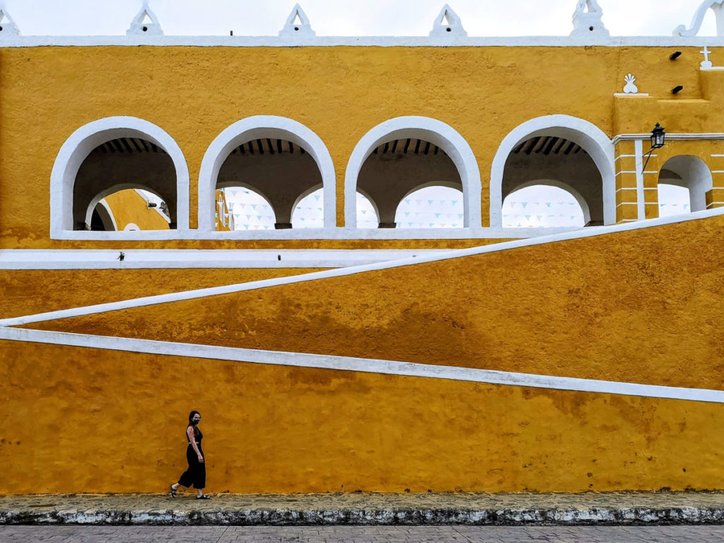 Spacer wzdłuż murów w Izamal