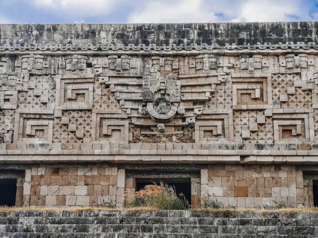 Zdobiona fasada Pałacu Gubernatora w Uxmal