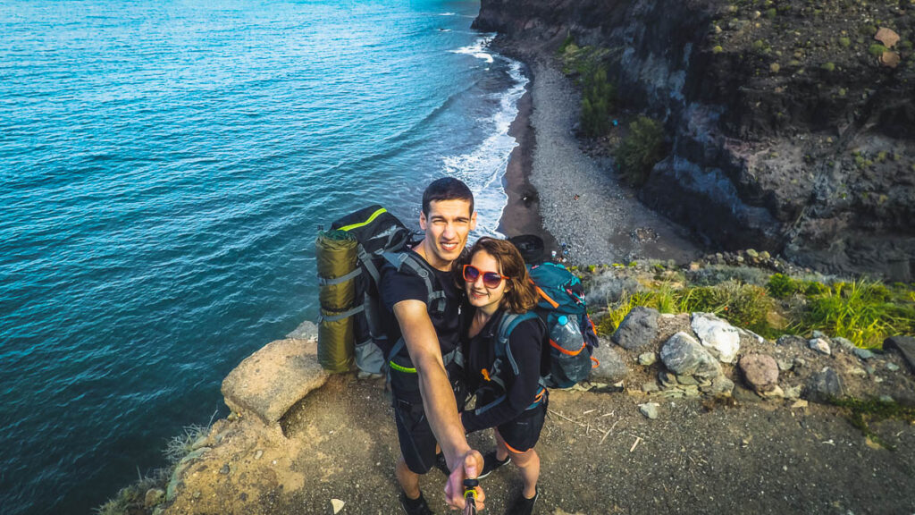 travel-backpackers-couple